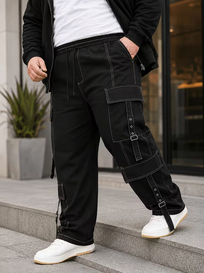 Pantalón cargo negro para hombre en tallas grandes, detalle de bolsillos laterales y hebillas