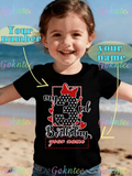 Camiseta de cumpleaños infantil de color negro ,personalizable ,(se  le puede poner el dia del cumpleaños y el nombre del que cumple)   hay  mas colores, amarillo, verde, blanco y rojo diseño Minnie Mouse - Soñando en Azul