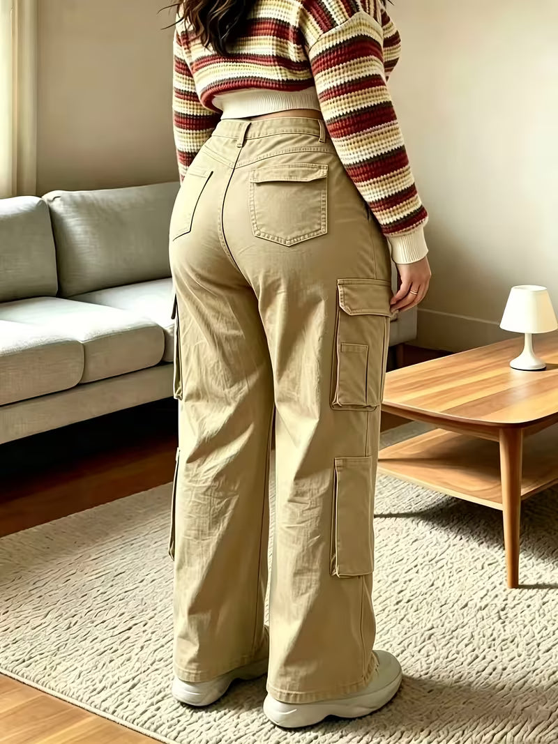 Pantalón cargo caqui para mujer, vista trasera con bolsillos con solapa