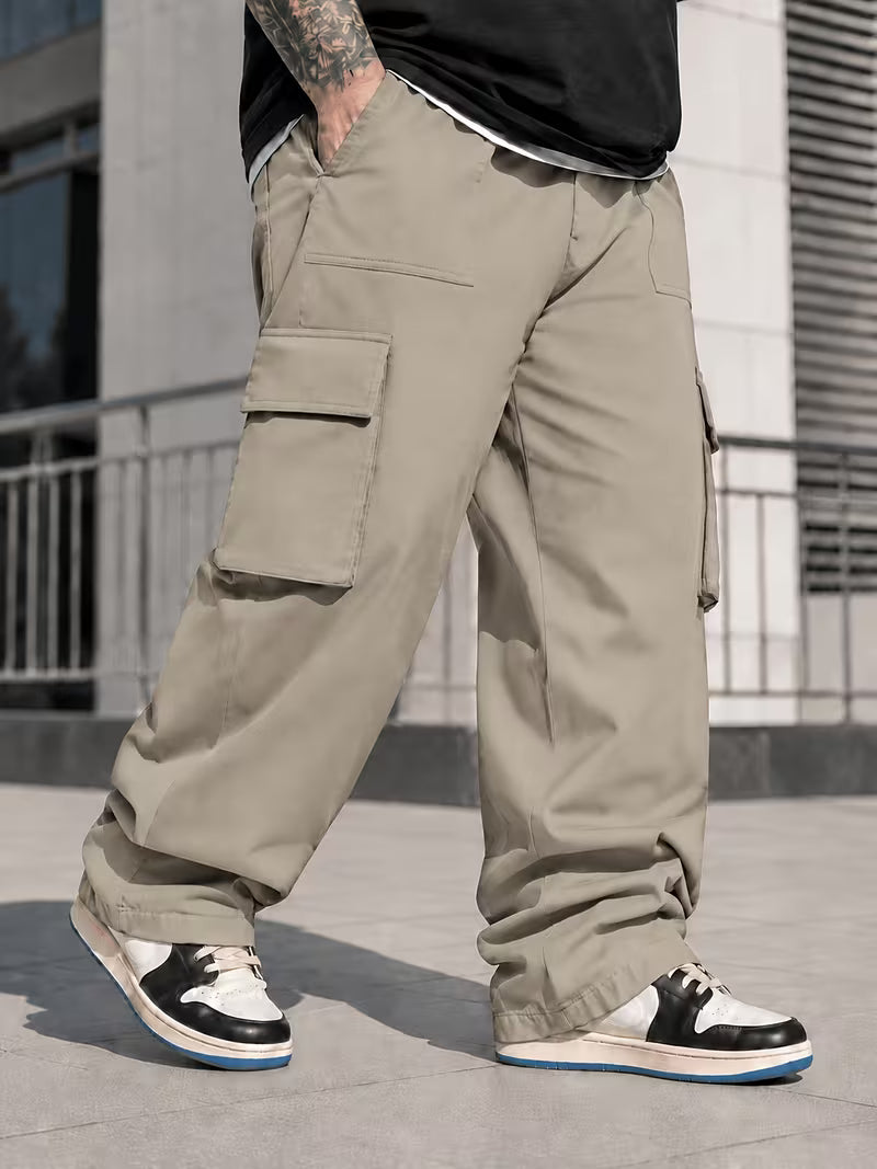 Pantalón cargo caqui para hombre en tallas grandes, vista lateral de bolsillos con solapas.
