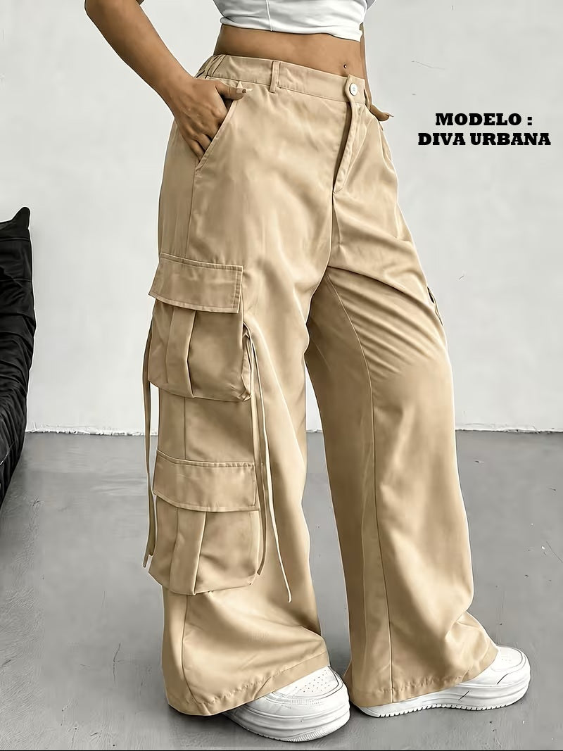 Pantalón cargo Diva Urbana caqui para mujer, con bolsillos dobles laterales y cintas decorativas.