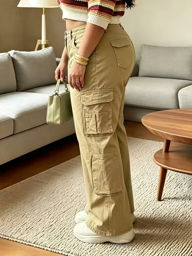Pantalón cargo caqui para mujer, vista frontal completa de corte amplio y bolsillos cargo