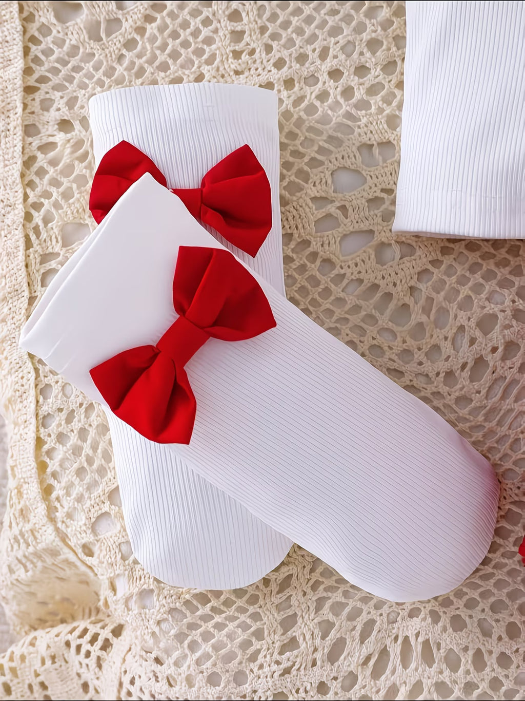 Calcetines blancos con moño rojo, parte del conjunto de 4 piezas para niña