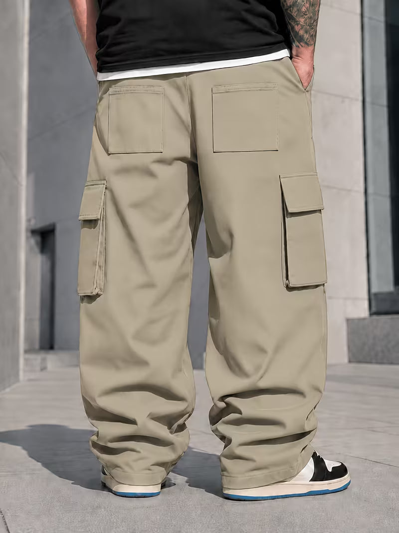 Pantalón cargo caqui para hombre en tallas grandes, vista trasera con bolsillos.
