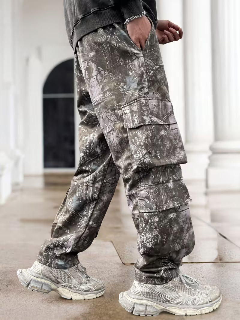 Pantalón cargo de camuflaje gris para hombre en tallas grandes, detalle de bolsillos laterales con solapas.
