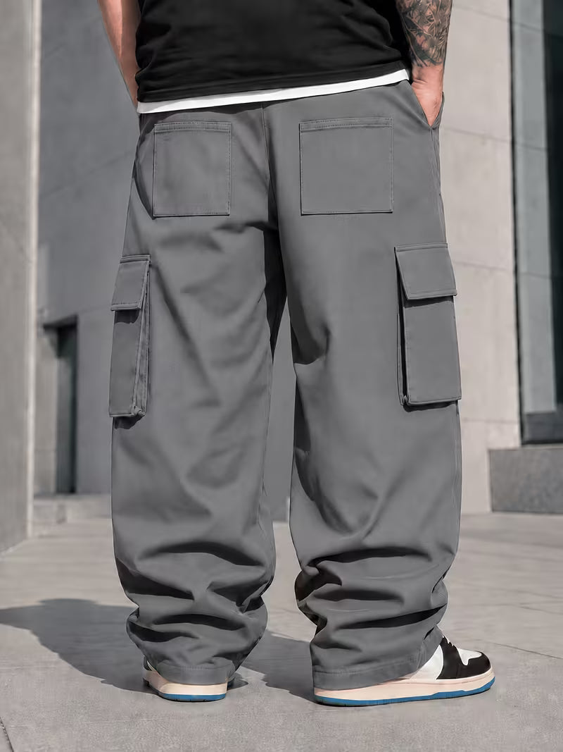 Pantalón cargo gris oscuro para hombre en tallas grandes, vista trasera con bolsillos.
