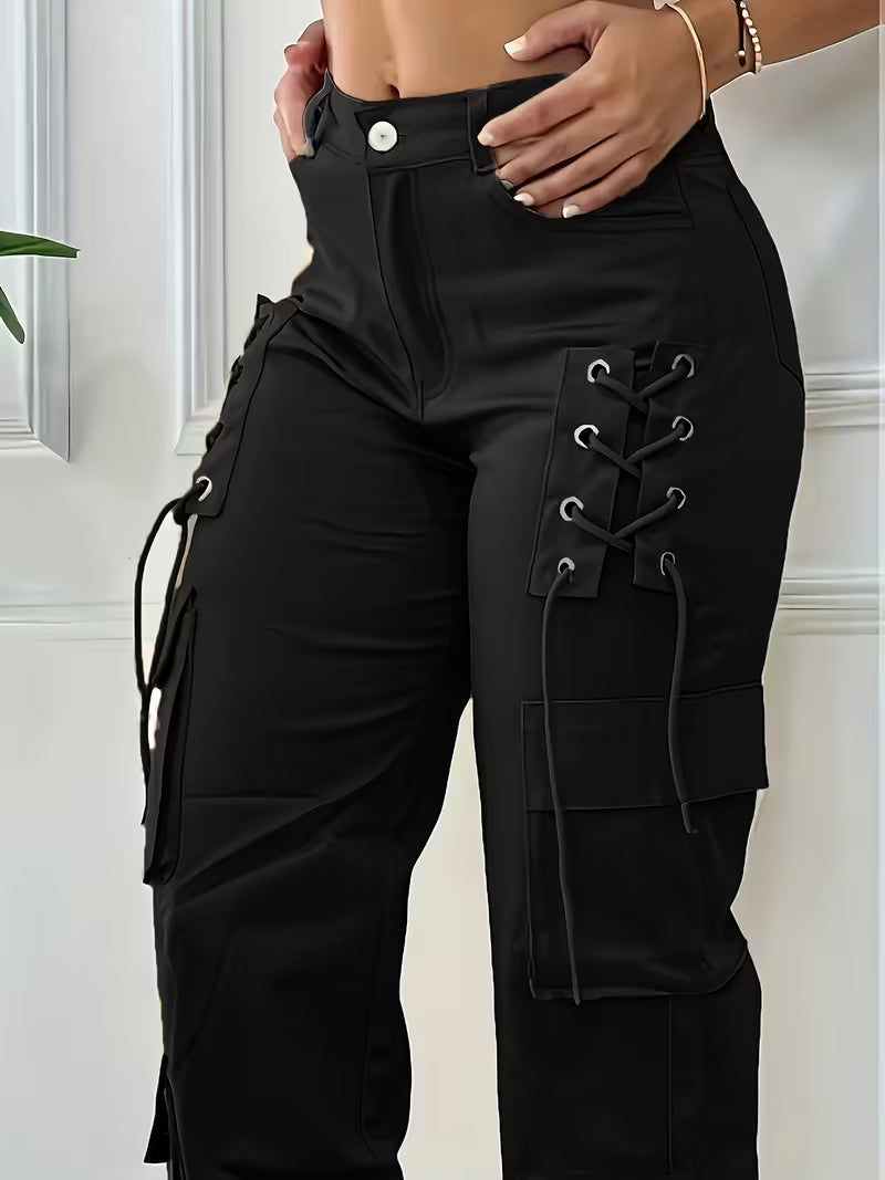 Pantalón cargo negro, detalle de cordones trenzados decorativos en las piernas