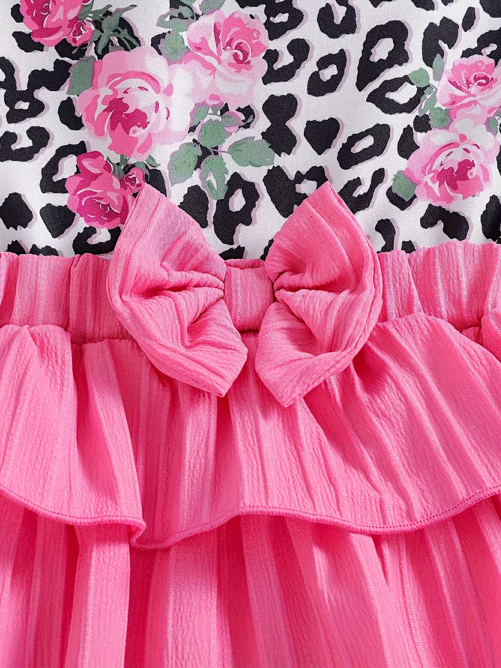 Primer plano del detalle del moño rosa en la cintura de la falda acampanada por capas para niña, de Soñando en Azul.