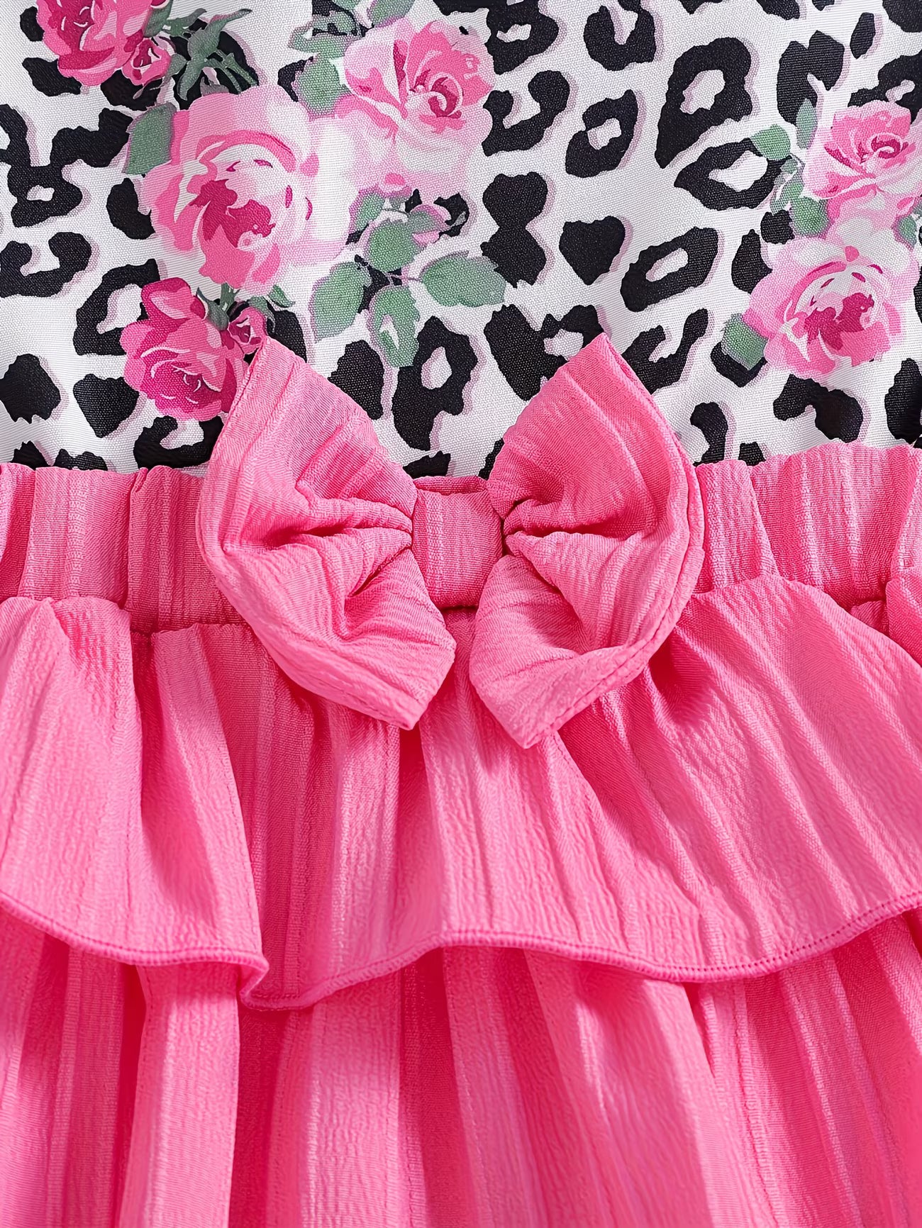 Primer plano del detalle del moño rosa en la cintura de la falda acampanada por capas para niña, de Soñando en Azul.