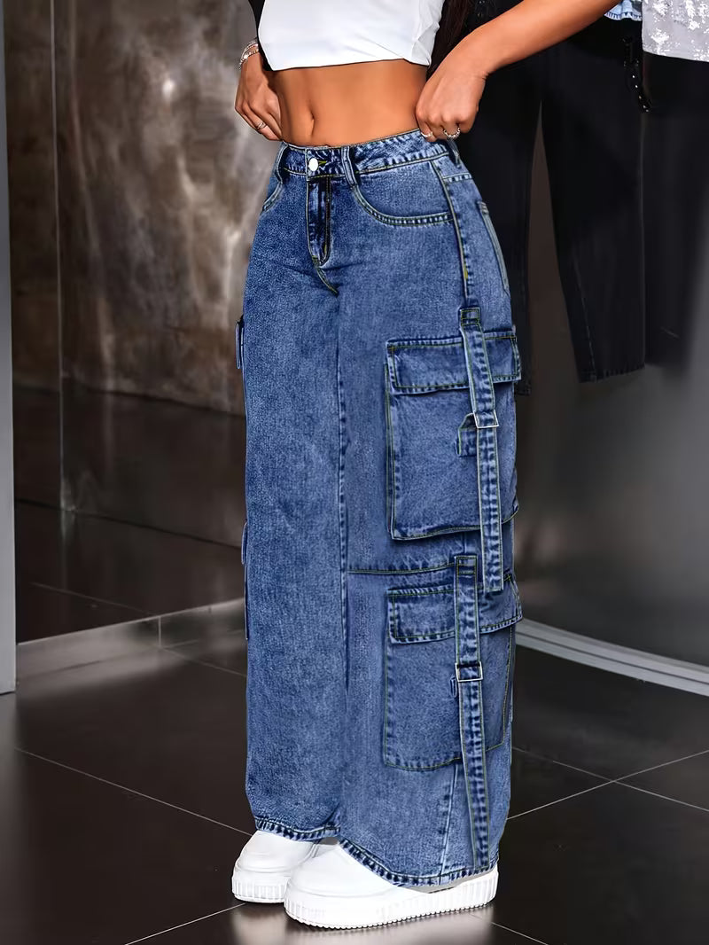 Jeans cargo azules de mujer, vista lateral con bolsillos dobles con solapa y correas largas con hebillas