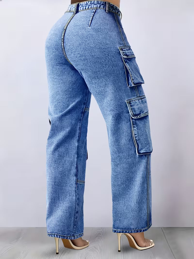 jean cargo azul lavado para mujer, vista de espaldas con cintura alta, pierna ancha y bolsillos laterales con solapa.