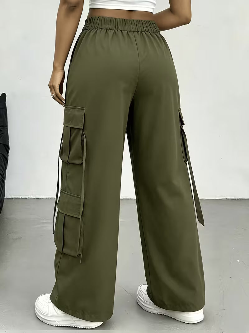 Pantalón cargo verde helecho para mujer, vista trasera con cintura elástica y pierna ancha.