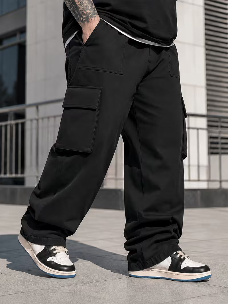 Pantalón cargo negro para hombre en tallas grandes, vista lateral de bolsillos con solapas.
