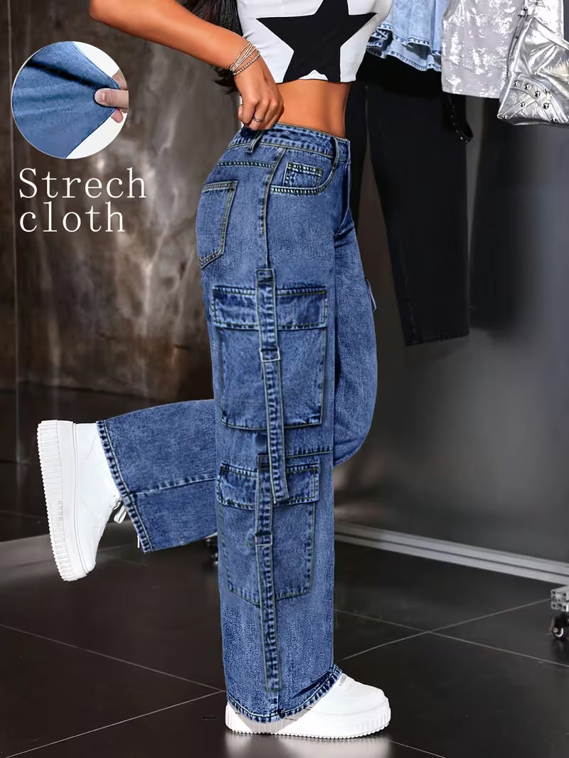 Jeans cargo azules de mujer, vista lateral con una pierna flexionada y un recuadro que muestra el estiramiento de la tela