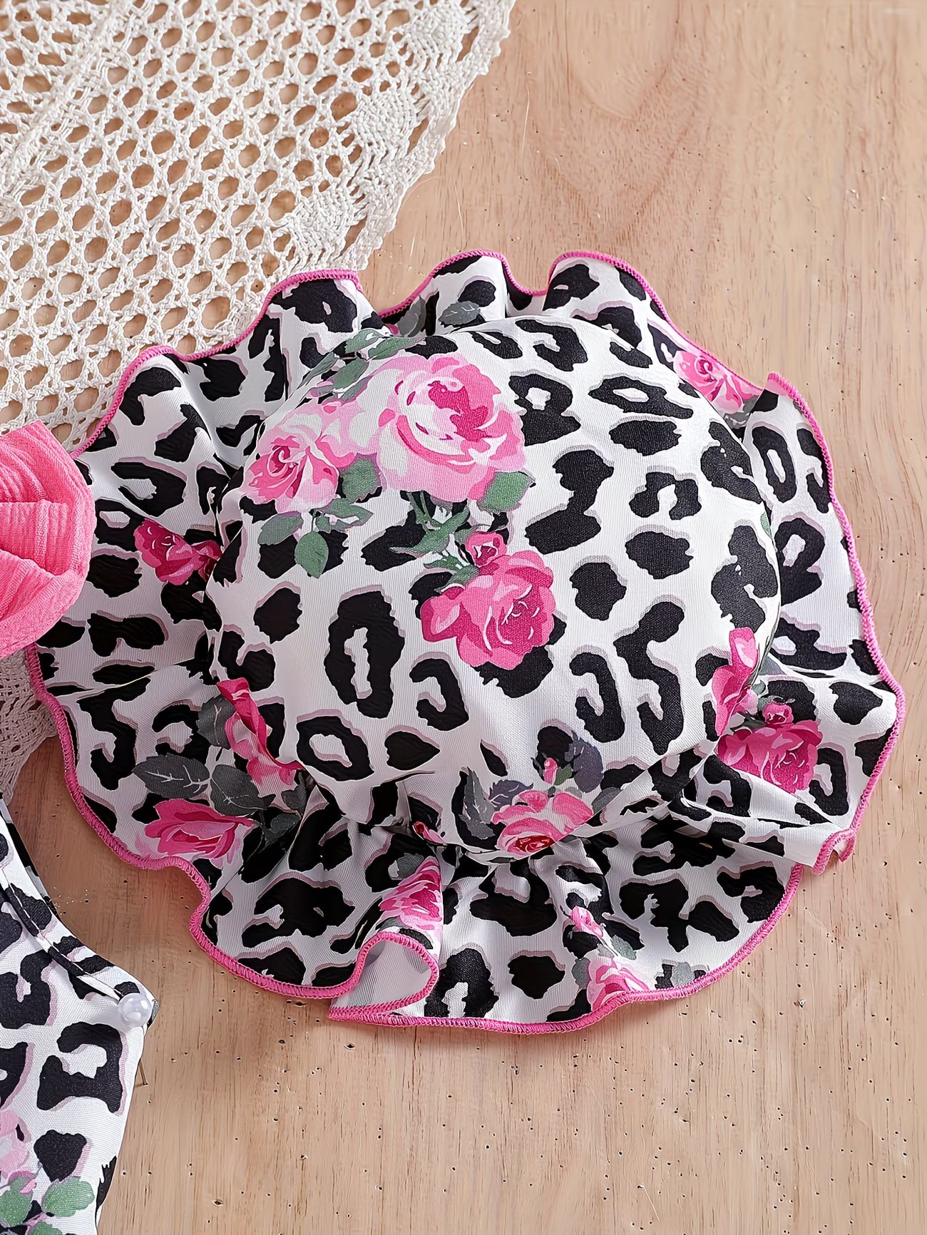 Sombrero de sol para niña con estampado de leopardo y rosas rosadas, detalle de accesorio del conjunto de tres piezas de Soñando en Azul.