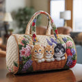 BOLSA DE VIAJE CON DISEÑO  ACOLCHADO CON ESTAMPADOS FLORALES Y DE GATOS.