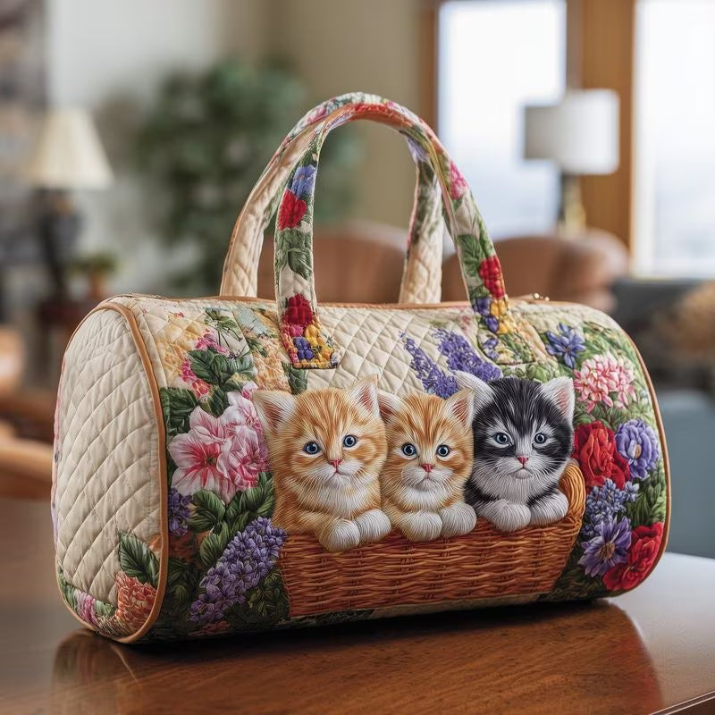 BOLSA DE VIAJE CON DISEÑO  ACOLCHADO CON ESTAMPADOS FLORALES Y DE GATOS.