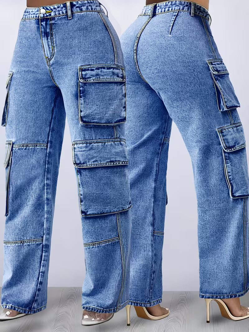 Jean cargo azul lavado para mujer en tallas grandes, vistas de frente y espaldas que muestran el corte de pierna ancha y los bolsillos cargo