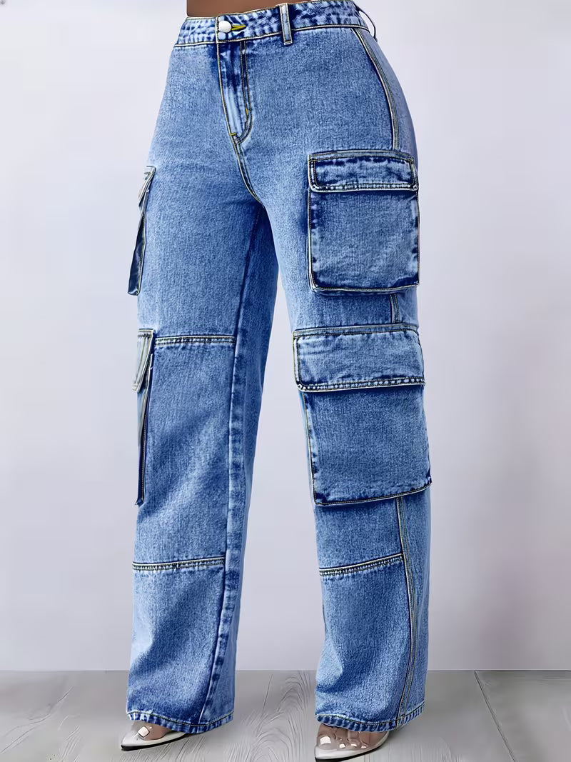 Jean cargo azul lavado para mujer en tallas grandes, vista completa de frente con pierna ancha y múltiples bolsillos