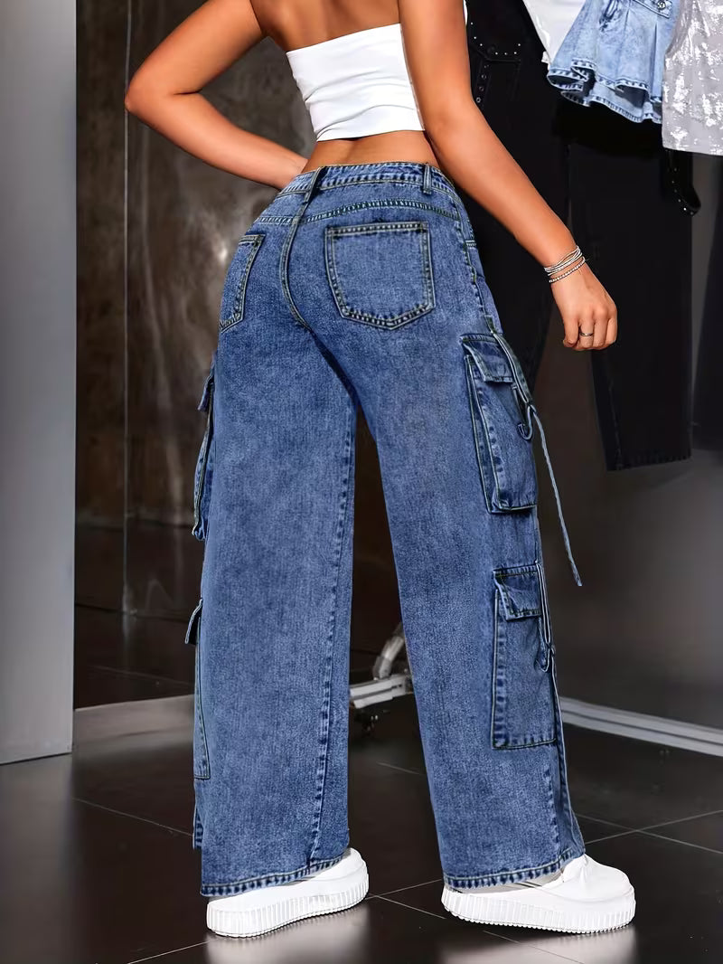 Jeans cargo azules de mujer, vista trasera con bolsillos clásicos, pierna ancha y bolsillos cargo laterales.