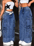 Jeans cargo azules de mujer en dos vistas frontales que muestran la pierna ancha, los bolsillos cargo y las correas laterales.