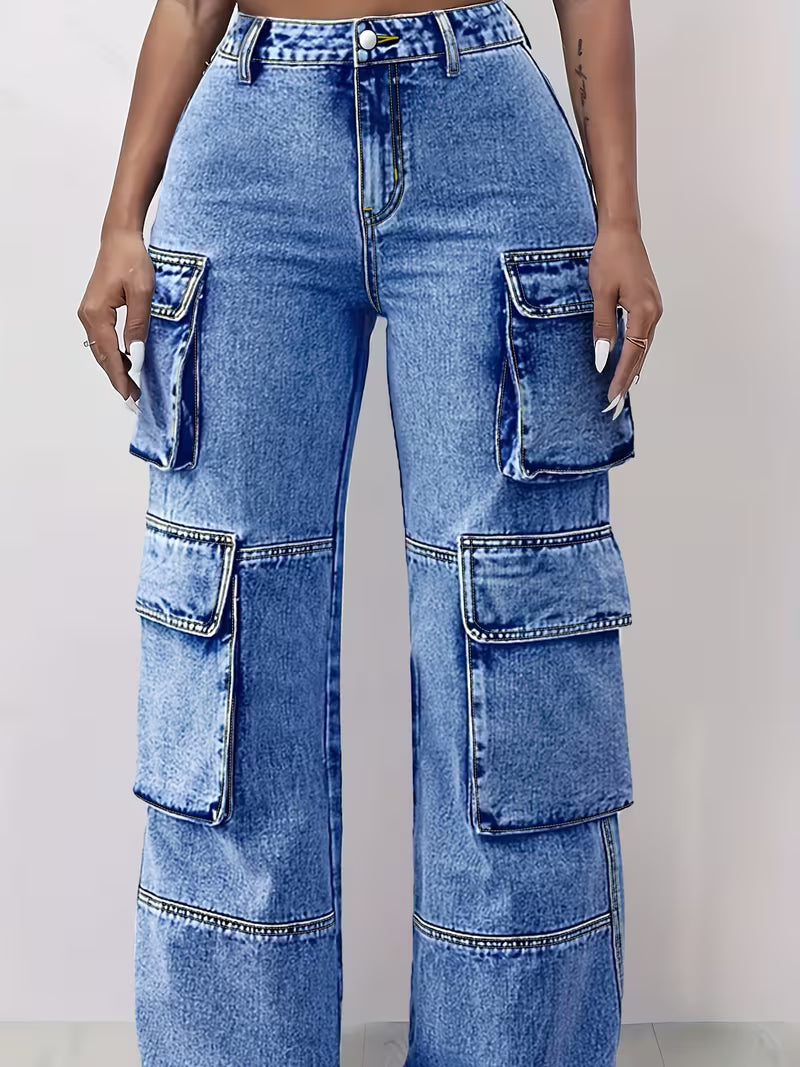 Jean cargo azul lavado para mujer en tallas grandes, vista frontal de la cintura alta y los bolsillos con solapa