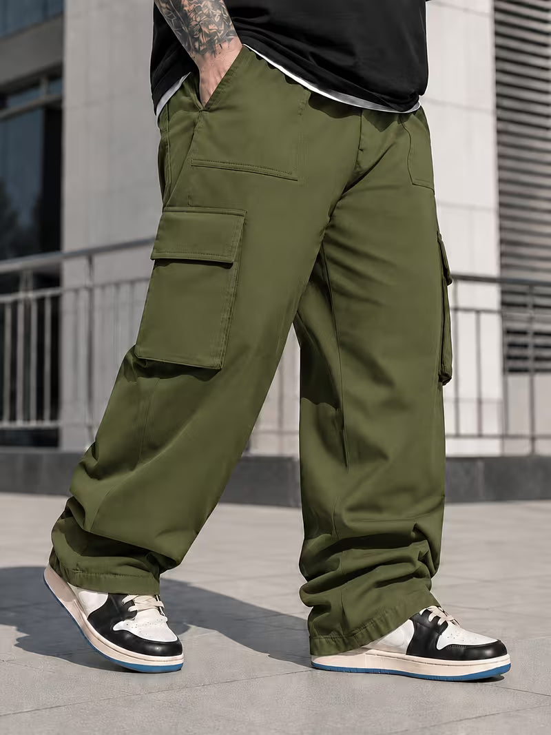 Pantalón cargo verde helecho para hombre en tallas grandes, vista lateral de bolsillos con solapas.
