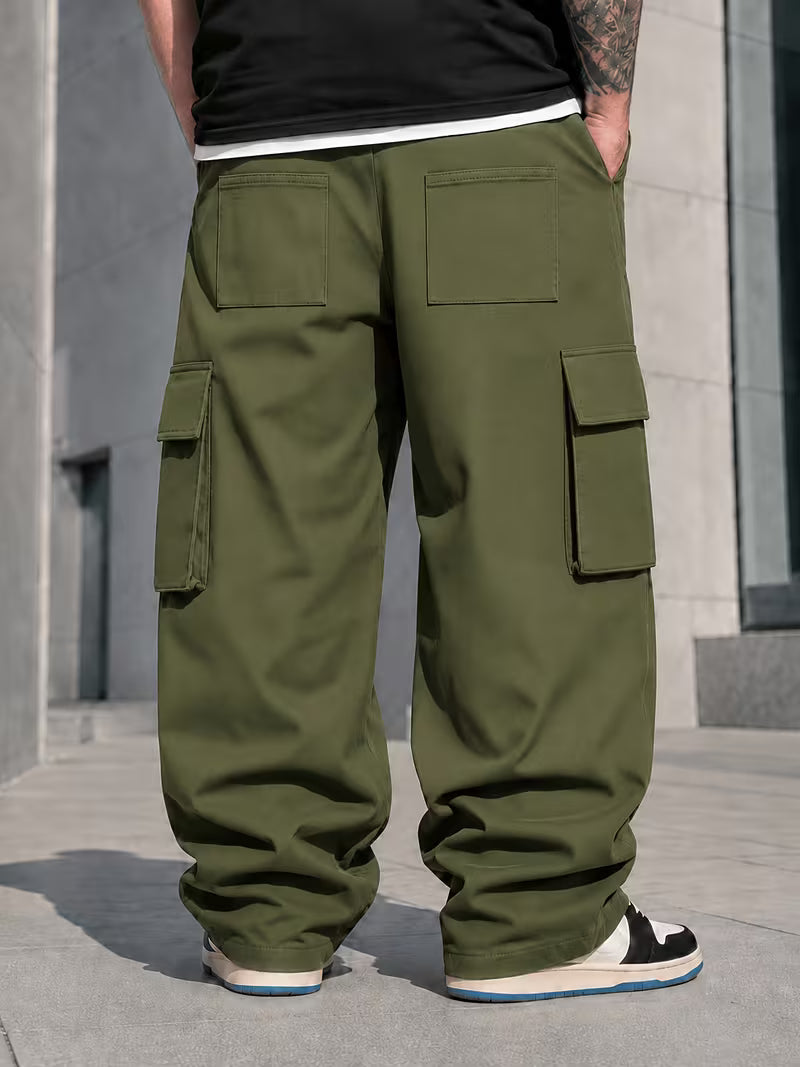 Pantalón cargo verde helecho para hombre en tallas grandes, vista trasera con bolsillos.
