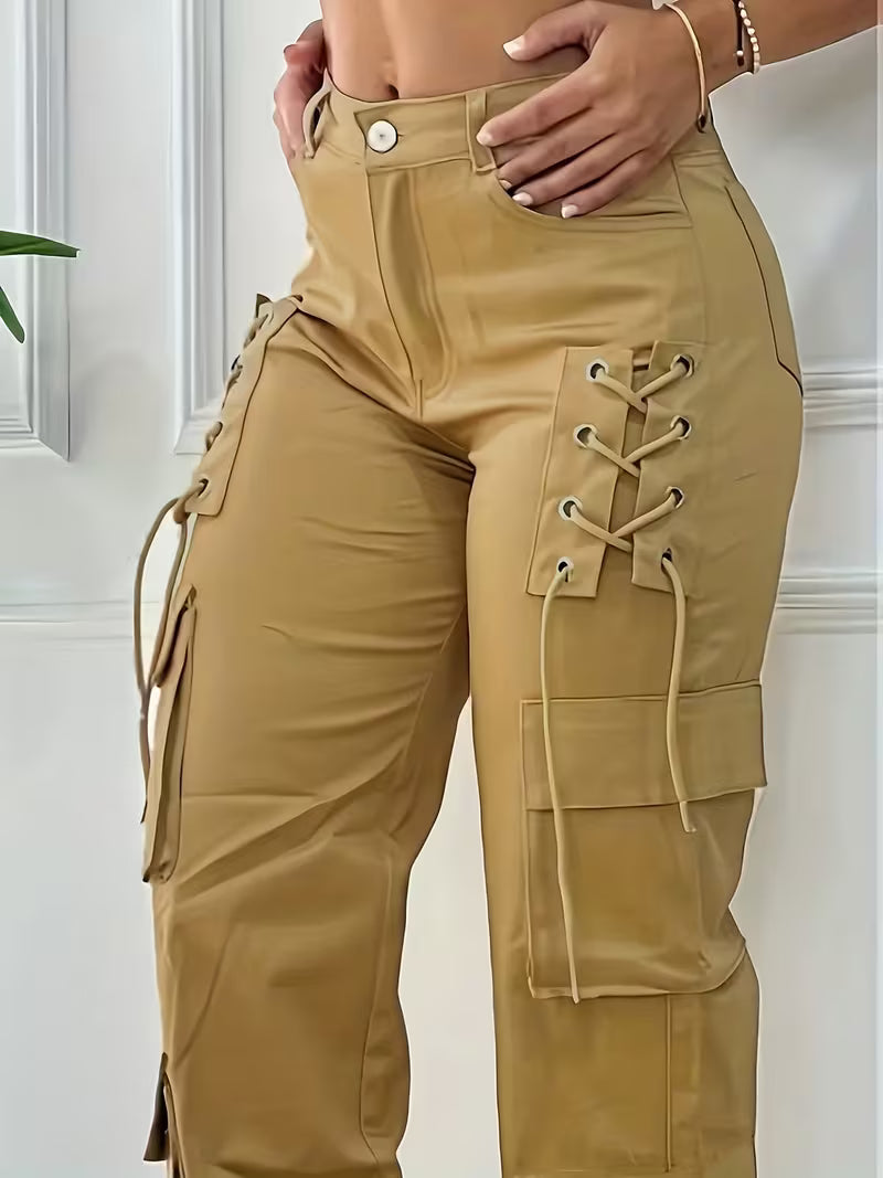 Pantalón cargo caqui, detalle de cordones trenzados decorativos en las piernas
