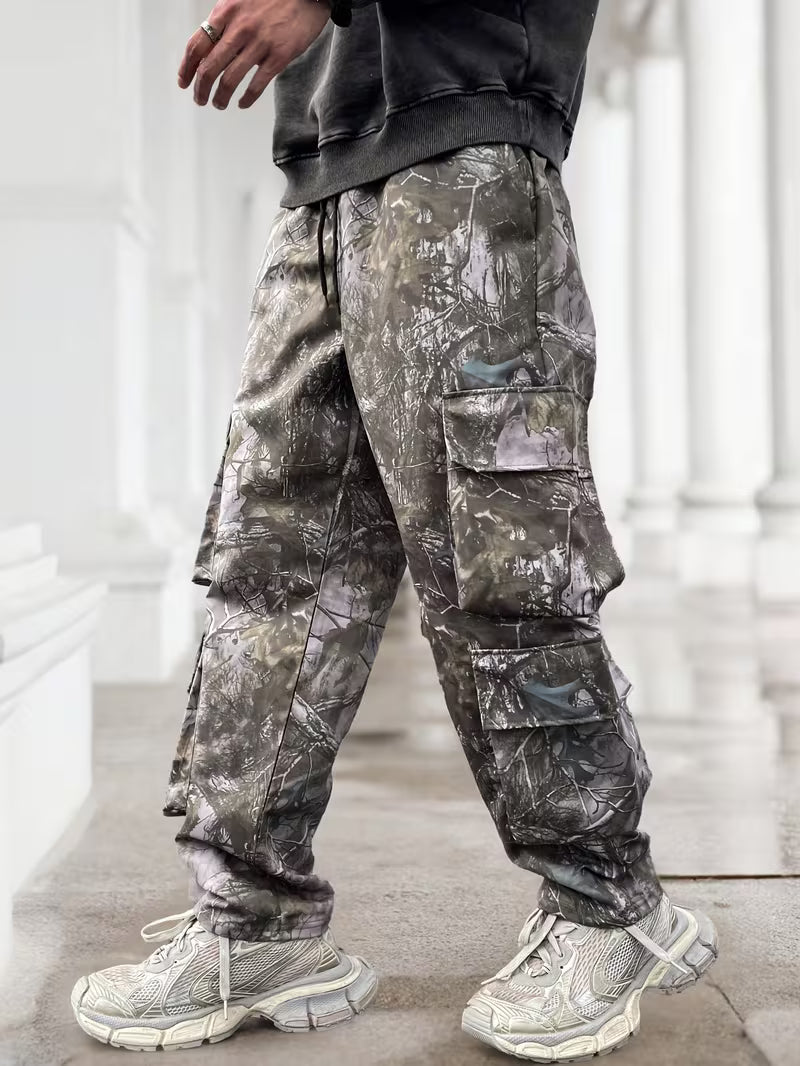 Pantalón cargo de camuflaje gris para hombre en tallas grandes, con cordón en la cintura y bajos fruncidos.
