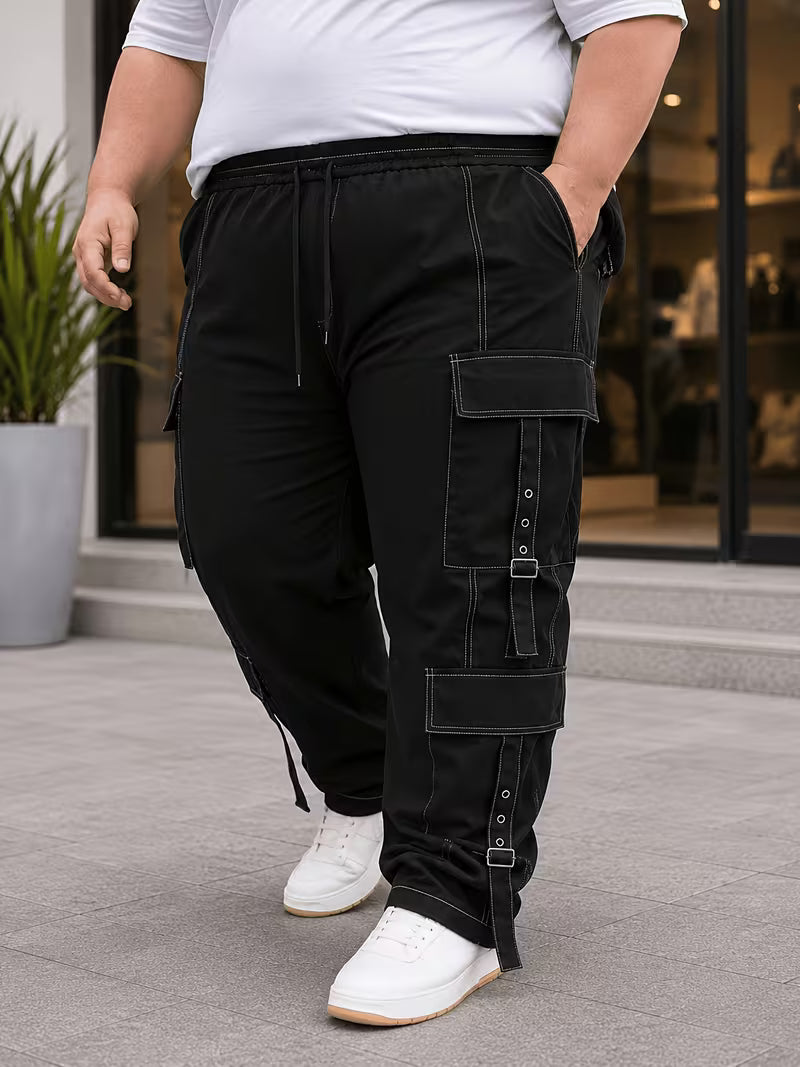 Pantalón cargo negro para hombre en tallas grandes, detalle de bolsillos laterales y hebillas