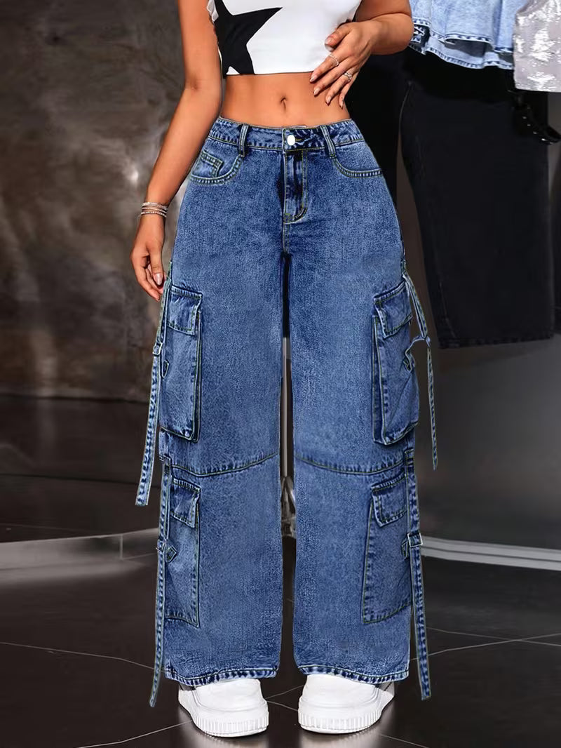 Jeans cargo azules de mujer, vista frontal completa con cintura alta, bolsillos dobles con solapa y correas con hebillas