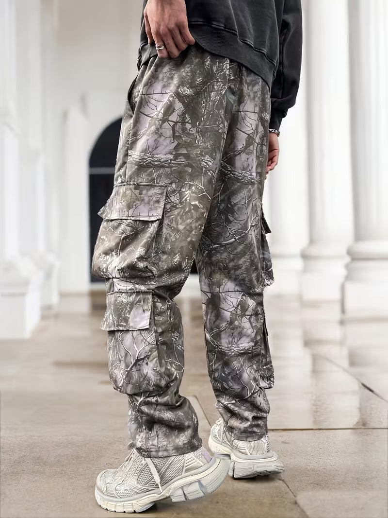 Pantalón cargo de camuflaje gris para hombre en tallas grandes, vista trasera y lateral.
