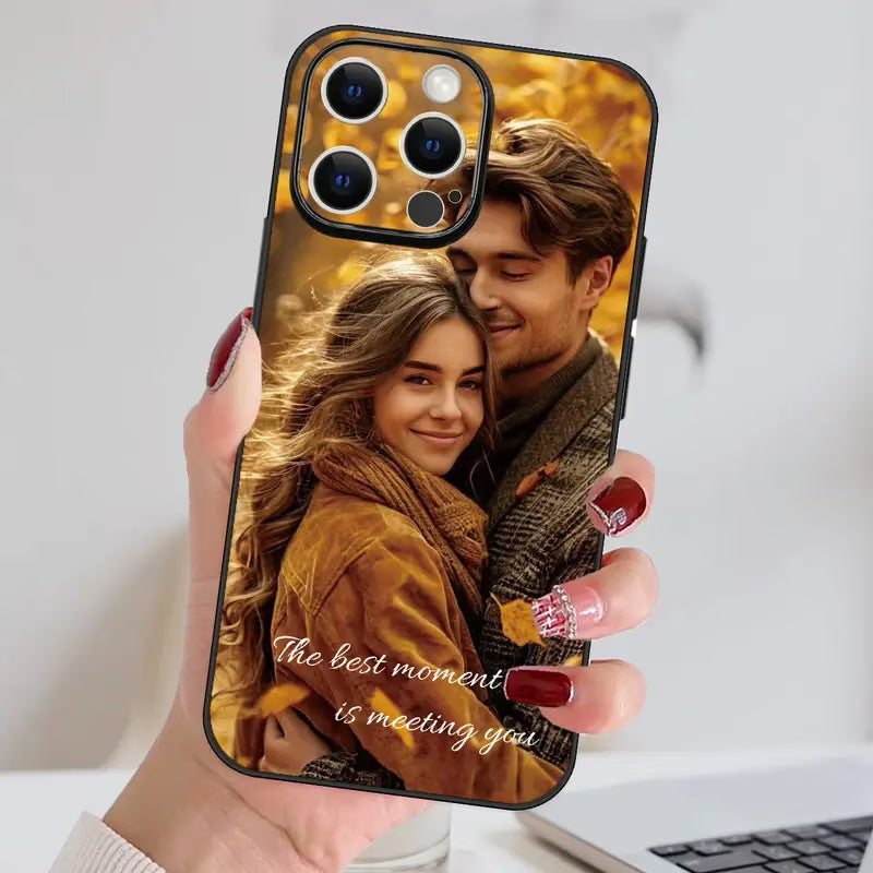 "Funda de iPhone personalizable con foto de pareja, diseño único — Custom couple photo iPhone case, laferiadejulio.com"