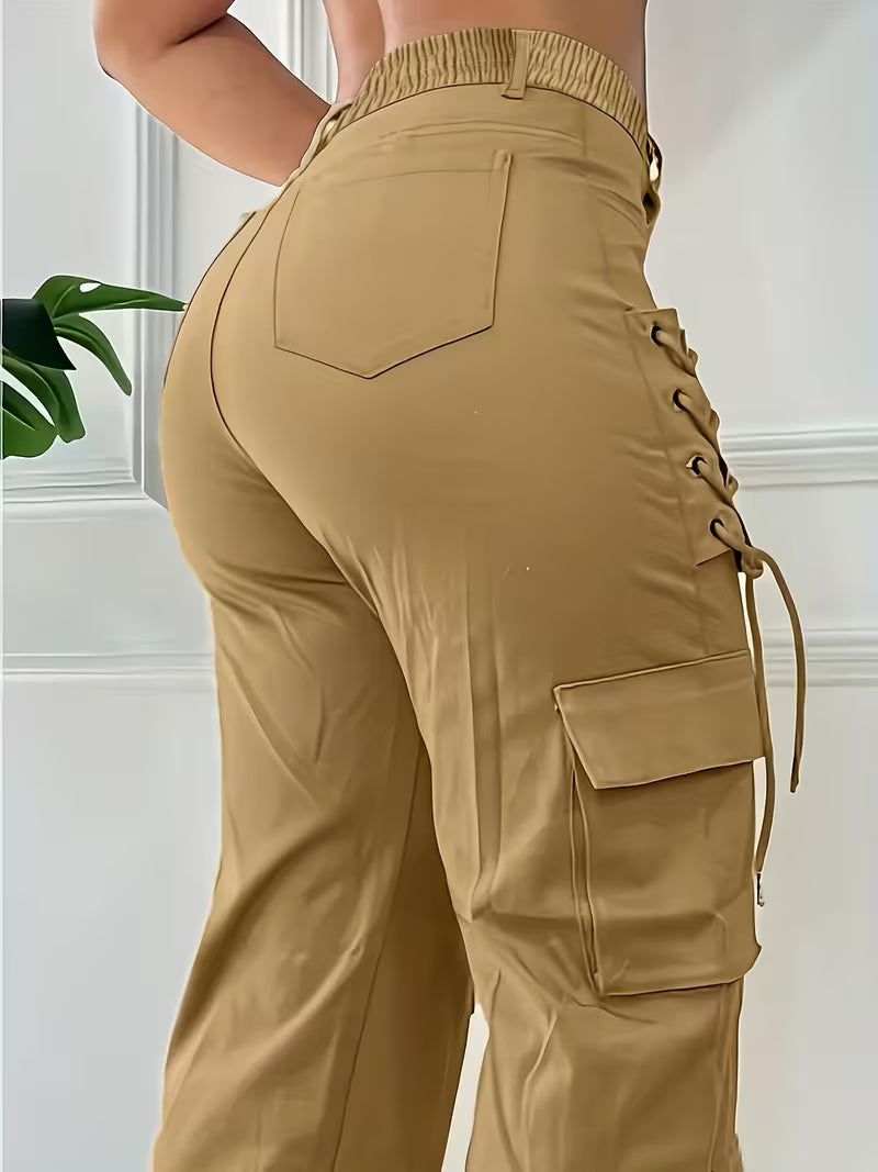 Pantalón cargo caqui, vista trasera con cintura elástica y bolsillo latera