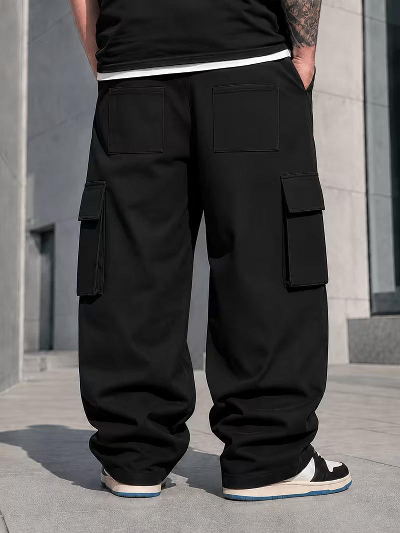 Pantalón cargo negro para hombre en tallas grandes, vista trasera con bolsillos.
