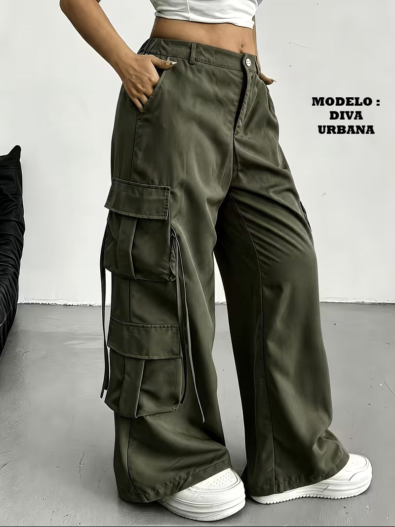 Pantalón cargo verde helecho para mujer, de pierna ancha, con bolsillos laterales y cintas decorativas.