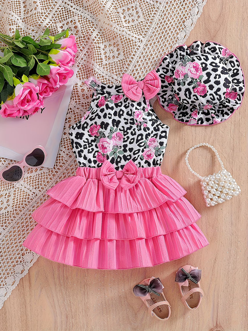 Conjunto de 3 piezas para niña con chaleco de leopardo y rosas, falda acampanada rosa y sombrero de sol, de la tienda Soñando en Azul.