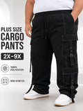 Pantalón cargo negro para hombre en tallas 2XL a 9XL, con bolsillos laterales y hebillas. Cartel de composición: 100 % poliéster, sin elasticidad.

