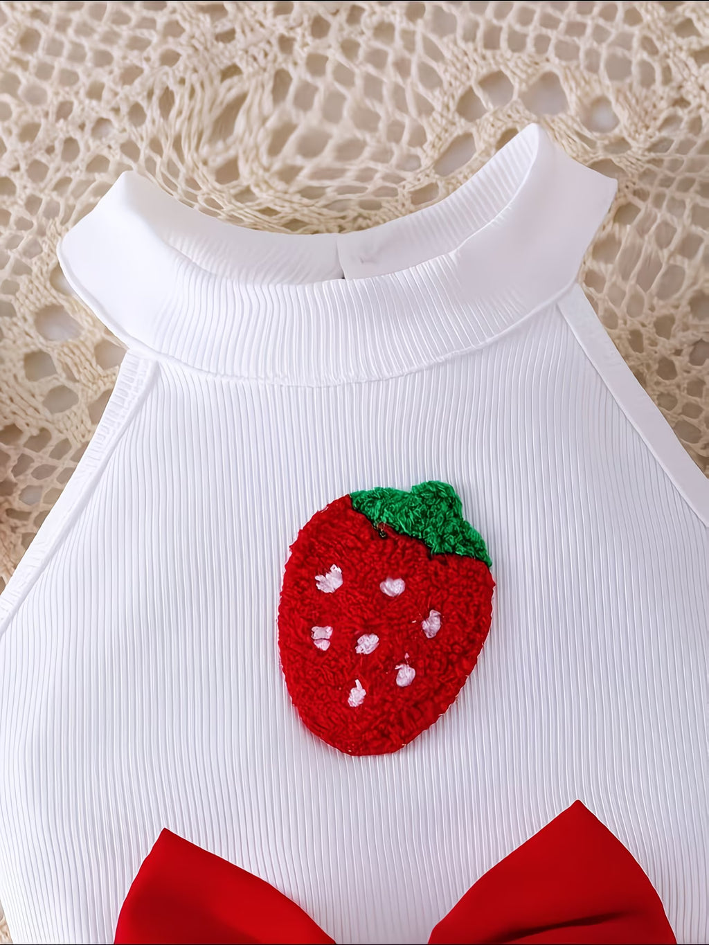 Conjunto de 4 Piezas para Niña: Top Halter de Fresa Estiloso + Falda de Pastel con Lazo + Diadema + Calcetines